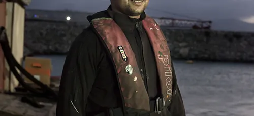 Regardez cet ouvrier comment met-il sa vie en danger pour démolir...