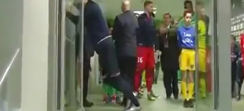 Insolite: Quand Zlatan manque de se ramasser en public en s'étirant...