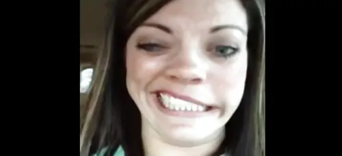 Insolite : Cette femme s'est filmée avec sa bouche anesthésiée d'un...