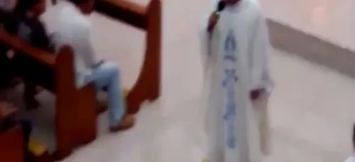 La vidéo qui affole la toile : un prêtre fait la messe en se...
