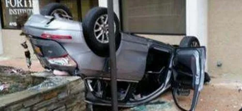 Une Audi Q5 chute de 4 étages, la conductrice va miraculeusement bien