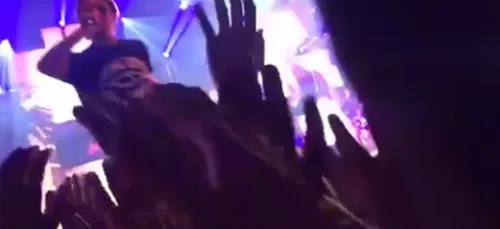 (Vidéo) Concert : Nekfeu marche sur le téléphone d'un fan ?