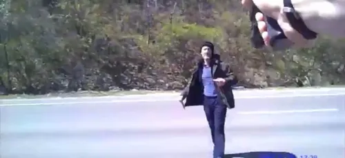 Les images choc d'un face à face des plus dangereux entre un homme...