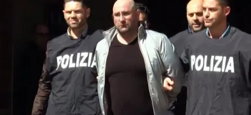 Un gros bonnet de la mafia napolitaine, arrêté par des policiers...
