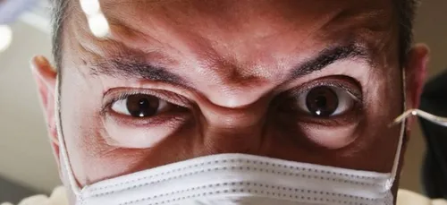 Il se réveille chez le dentiste sans dents, sans vêtements et en sang