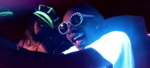 Wiz Khalifa feat Travi$ Scott : Bake Sale (Clip Officiel)