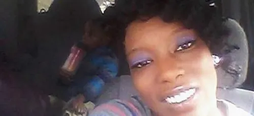 Un bébé de 2 ans trouve un flingue dans la voiture et tue sa mère