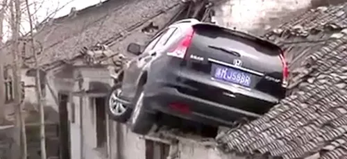 En voiture, cet homme termine sur le toit d'une maison ! (Vidéo)