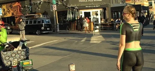 Presque personne ne remarque cette femme et pourtant ... (Vidéo)