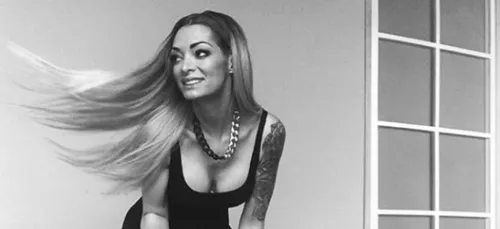 Emilie Nef Naf : comment fait-elle le buzz avec ses fesses ! (vidéo)