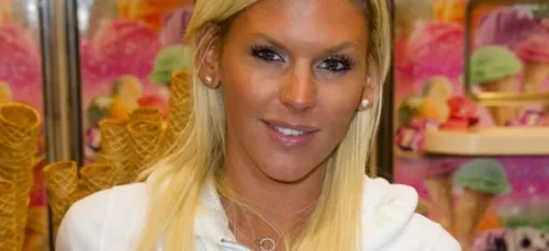 Le premier livre d'Amélie Neten se dévoile ! (Photo)