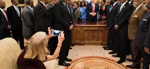 La conseillère de Trump tape la pose et c'est ... bizarre ! (Photos)