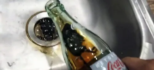Ce que cet homme va découvrir dans sa bouteille de coca va vous...