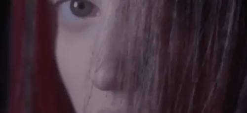 Découvrez la coloration de cheveux qui changent de couleur selon ou...