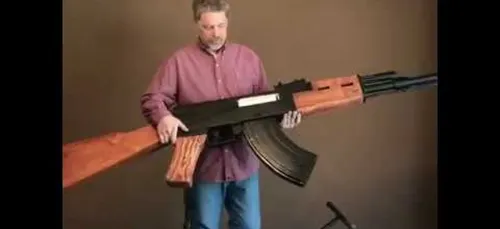 WTF: Un homme fabrique un AK47 de plus de deux mètres (Vidéo)