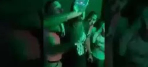 Afin de gagner un pari stupide cet homme boit une bouteille de...