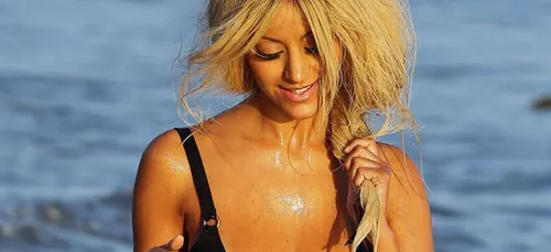 Une nouvelle fois, Zahia Dehar s'affiche seins nus sur la toile !...