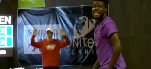 Un match de tennis interrompu à cause d'un couple en plein câlin !...