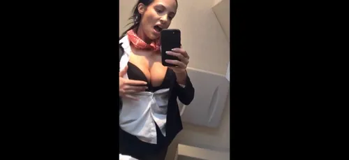 Une hôtesse de l'air nous offre un show ultra-sexy en plein vol !...