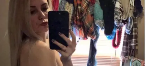 Cette jeune fille voulait simplement montrer sa nouvelle robe ......