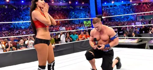Après leurs fiançailles, John Cena et Nikki Bella se retrouvent nus...