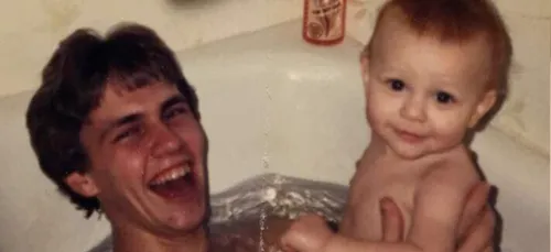 Un père et son fils tentent de recréer une vieille photo et c'est...