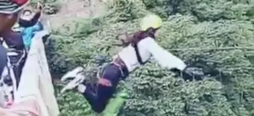 Bolivie : Elle saute à l'élastique avec un élastique trop long......