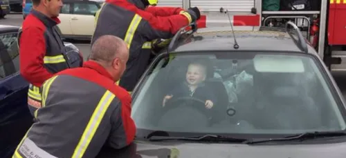 A 14 mois, ce bébé s'enferme dans la voiture de sa mère et vis le...