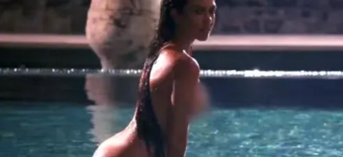 Entièrement nue, Kourtney Kardashian pose au bord d'une piscine !...