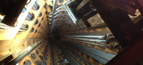 Le sol de l’ascenseur s'effondre, deux adolescents tombent dans le...