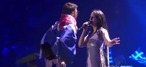 En direct et devant plus de 200 millions de personnes, un homme...