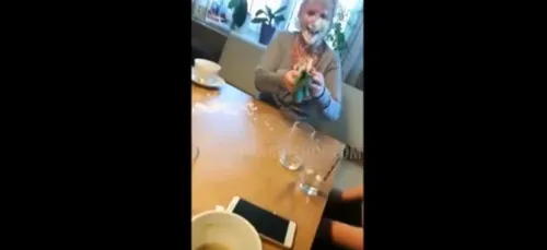 Devant ses enfants, cette maman reçoit un bien drôle de cadeau pour...