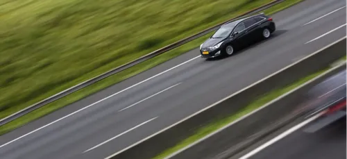 Roulant à 130km/h, un homme ouvre sa portière et se fait arracher...