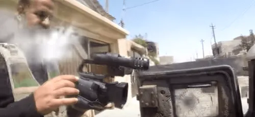 Un journaliste se fait tirer dessus par un sniper de Daesh, sa...