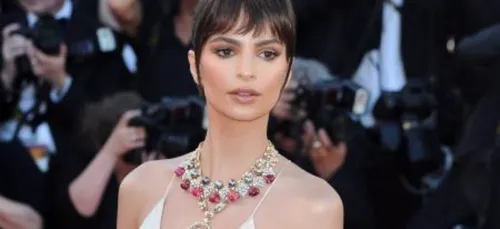 Emily Ratajkowski renverse une fois de plus Instagram avec ses...