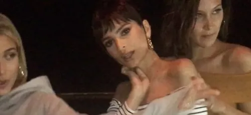 Déchaînée, Emily Ratajkowski se fait caresser les seins par Bella...