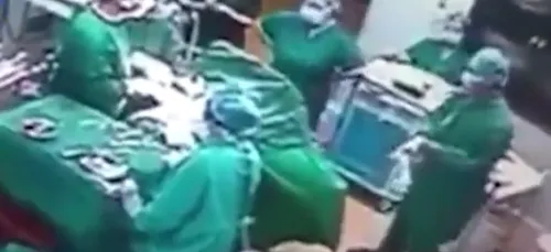 En pleine opération ce chirurgien craque et se bat avec son...