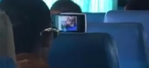 Un moine se fait surprendre en train de matter un film...