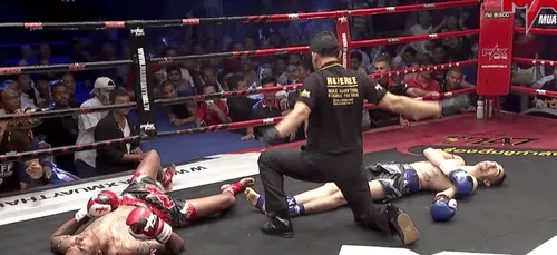 Deux boxeurs Muay Thai se mettent KO en même temps ! (Vidéo)