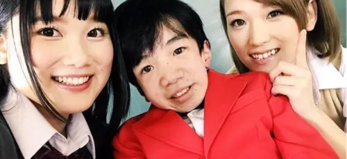 La nouvelle star du porno japonais est un jeune homme qui mesure......