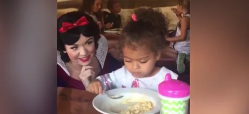 A Disneyland, cette petite fille se fou royalement de Blanche-Neige...