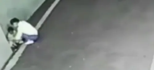 Cette mère abandonne son bébé... Dans un parking souterrain ! (Vidéo)