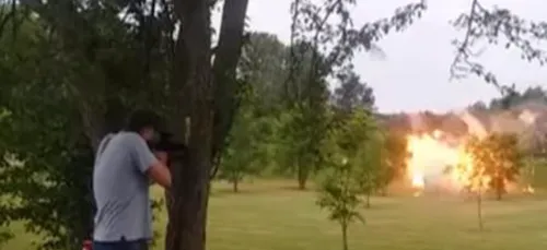 Après avoir tiré sur un frigo rempli d'explosifs, cet homme frôle...