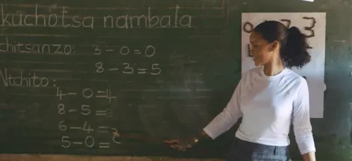 Pour la bonne cause, Rihanna devient prof' au Malawi ! (Vidéo)