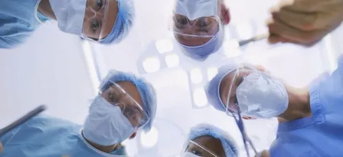 Après 15 de souffrance, un docteur lui retire un testicule....