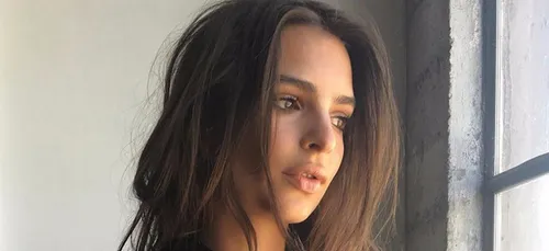 Emily Ratajkowski ose désormais le zoom sur les fesses ! (Photo)