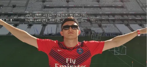 Vald toll tout son monde en tournant un clip avec un maillot du PSG...