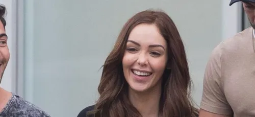 Nabilla Benattia retenue à la douane à cause d'un problème de...