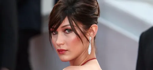 Seins nus et en string, Bella Hadid se la joue Emily Ratajkowski !...