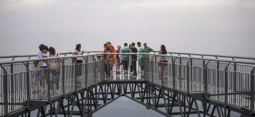 Frissons: la Chine construit un pont transparent à plus de 120...